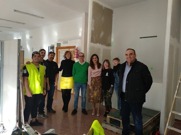 Caballero (4d) visita los ciclos de FP del IES Fuente de la Peña.