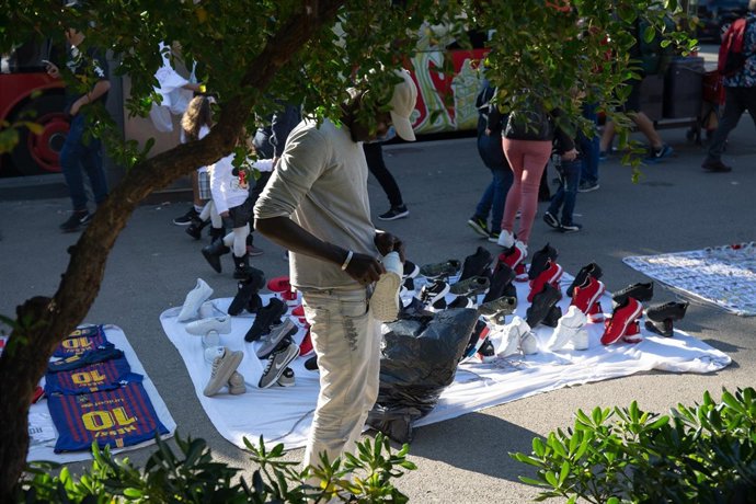 'Top Manta' En El Centro De Barcelona