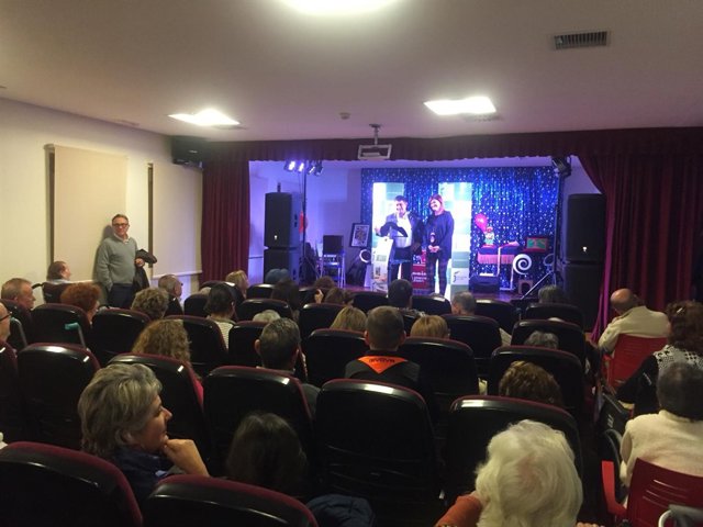 Encuentro navideño en la Residencia Santa Teresa de Jaén.