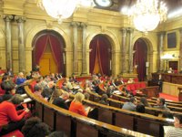 El Parlament demana garantir el dret de manifestació contra el Consell de Ministres