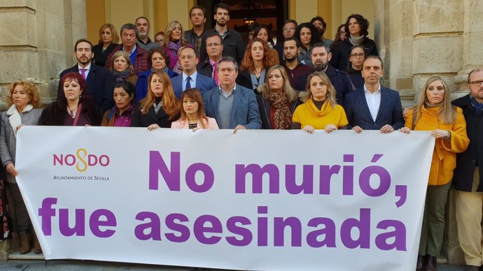 Minuto de silencio por Laura Luelmo a las puertas del Ayuntamiento de Sevilla