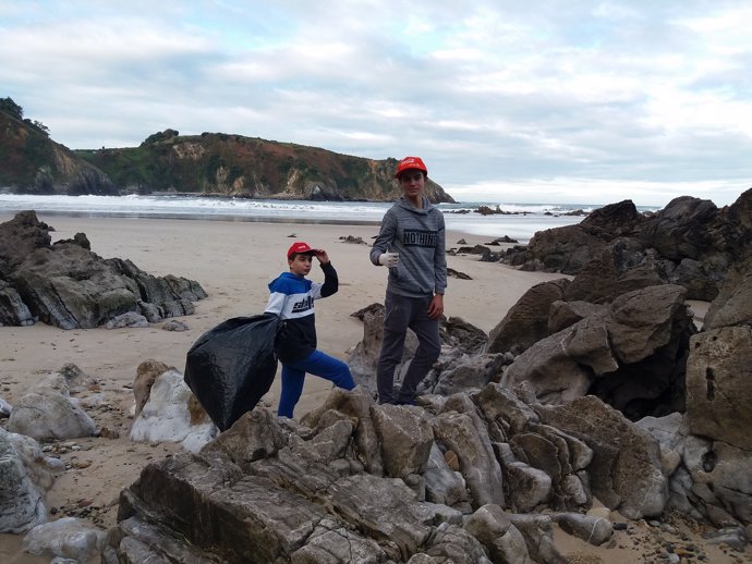 Voluntarios recogen residuos en la playa de Pechón