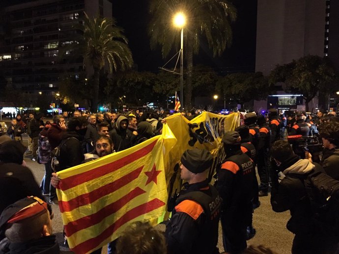 Manifestantes cortan la Diagonal de Barcelona
