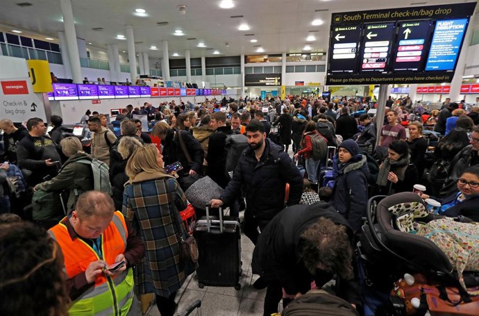 Pasajeros esperan en el aeropuerto de Gatwick por la cancelación de vuelos
