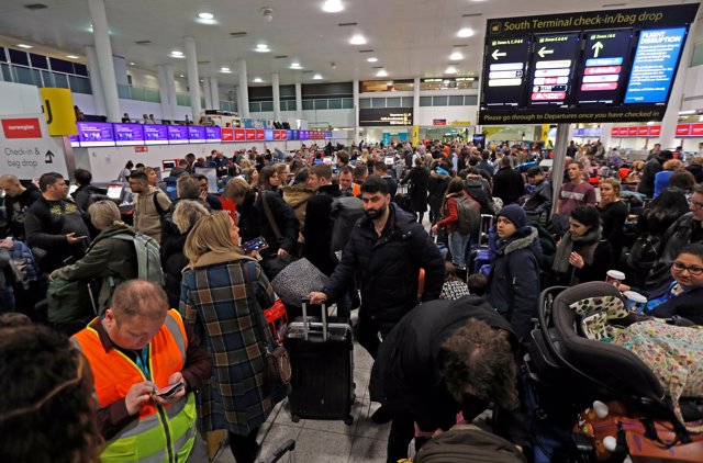 Pasajeros esperan en el aeropuerto de Gatwick por la cancelación de vuelos