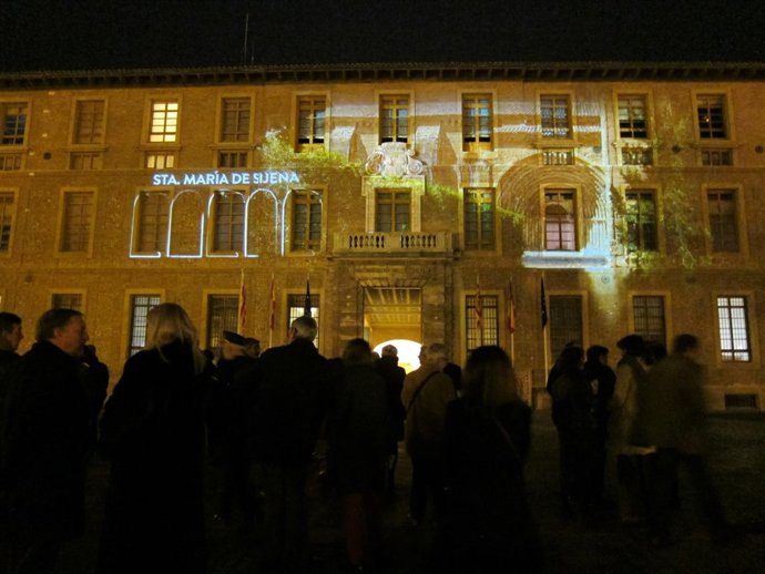 La muestra incluye una proyección en la fachada del edificio Pignatelli