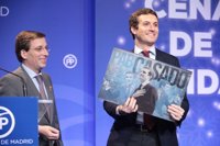 Almeida bromea ante Casado con su candidatura: "Manuela dice que me tiene mucho cariño. Algo estoy haciendo mal"