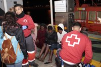 Trasladados a Andalucía y Melilla 128 supervivientes de tres pateras con doce cadáveres
