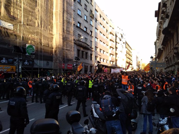 Manifestantes de los CDR y Mossos d'Esquadra en la Via Laietana de Barcelona