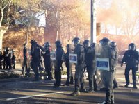 Els Mossos contenen un grup de manifestants al Paral·lel que intentaven superar el cordó policial
