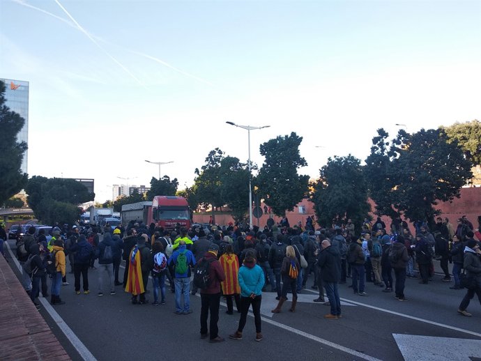 Tall a la Ronda Litoral en protesta pel Consell de Ministres