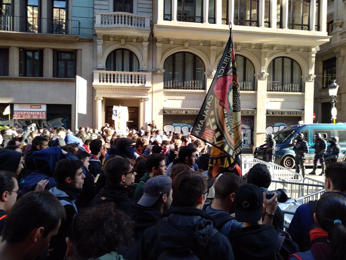 Manifestantes de CDR en la Via Laietana de Barcelona
