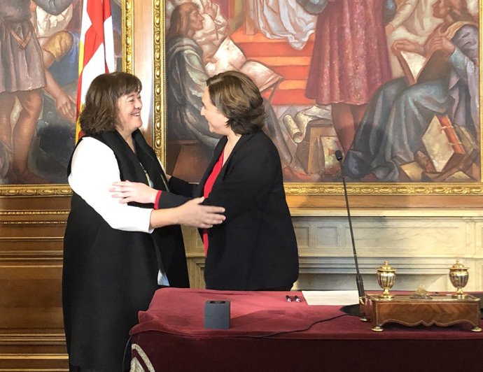 La regidora d'ERC Gemma Sendra pren possessió al costat d'Ada Colau