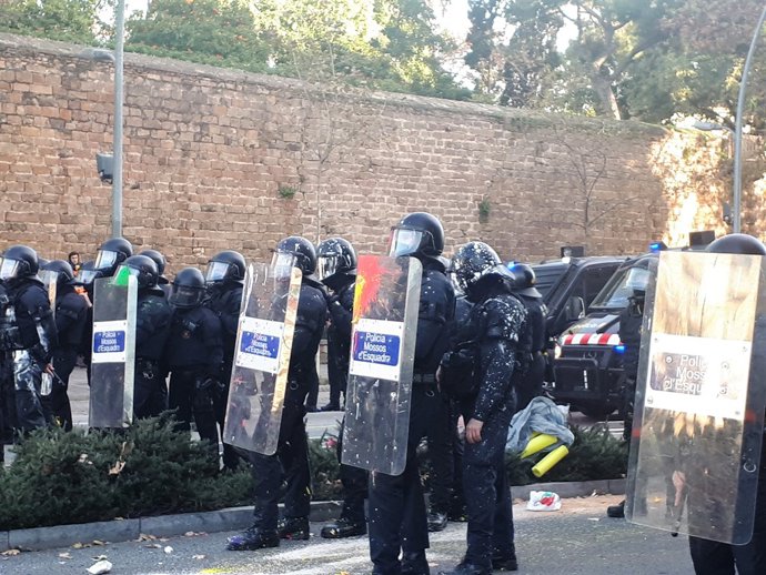 Els Mossos d'Esquadra després que els hagin llançat pintura