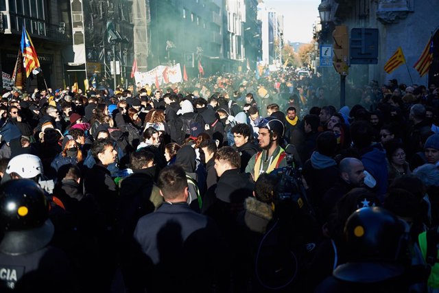 Concentración de los CDR contra el Consejo de ministros en Barcelona