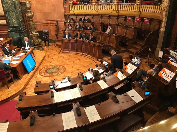 El PDeCAT, ERC i la CUP abandonen el ple de Barcelona