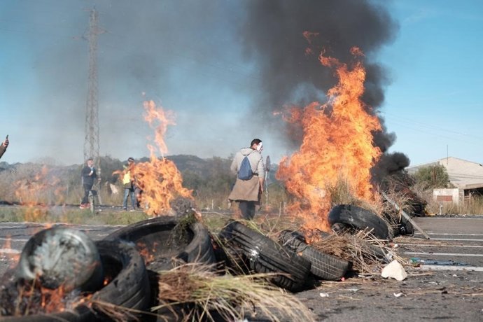 Los CDR queman neumáticos en la AP-7 a su paso por L'Ampolla (Tarragona)
