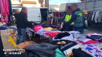 Incautadas 1.700 prendas falsas valoradas en 500.000 euros en el mercadillo de Roquetas de Mar (Almería)