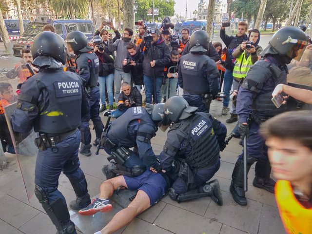 Un detenido en las cargas de Barcelona por el 21-D