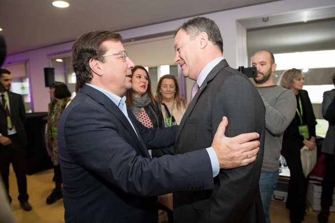 Fernández Vara saluda al astronauta Miguel López Alegría