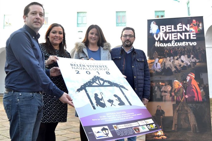 Carrillo (izda.) en la presentación del belén viviente de Navalcuervo