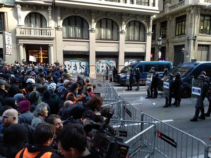 Manifestants contra el Consell de Ministres a la Via Laietana
