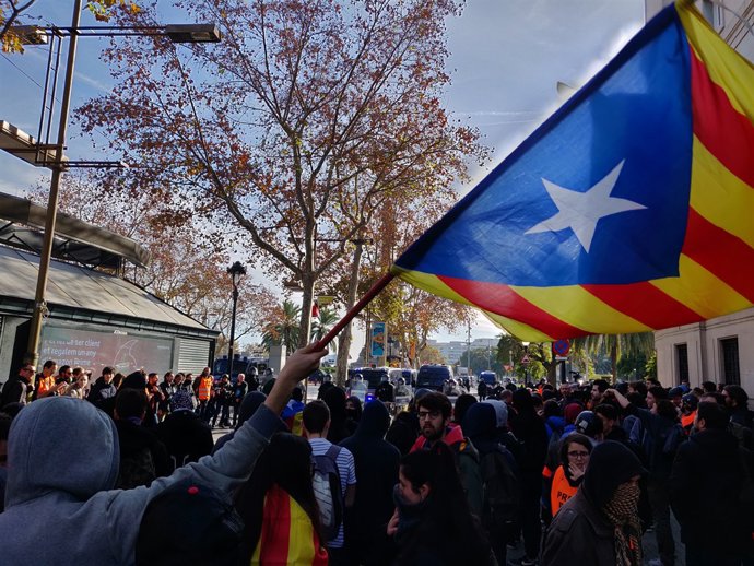 Manifestants concentrats al final de la Rambla