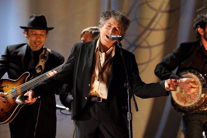 Bob Dylan cantando en la 53ª edición de los Premios Grammy