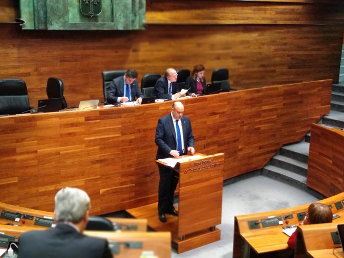 El diputado de Foro Asturias, Pedro Leal, en el debate de totalidad presupuesto