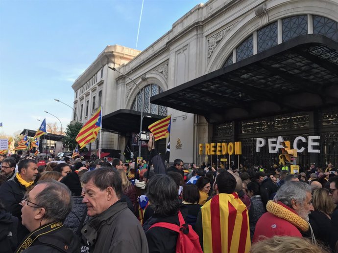 Manifestación en la estación de França en Barcelona en contra de la celebración 
