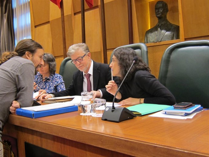 Híjar hablando con Santisteve y Giner momentos antes del pleno