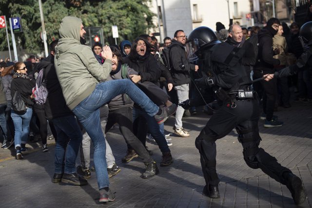 Cargas policiales en la Avenida de Drassanes en Barcelona