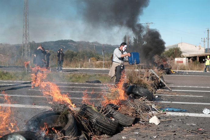 Els CDR tallen l'autovia AP-7 al seu pas per la Butllofa (Tarragona)