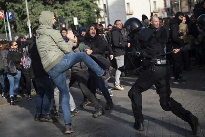 Càrregues policials a l'Avinguda de les Drassanes a Barcelona