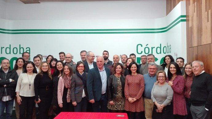 Ruiz (centro), con cargos públicos y orgánicos del PSOE cordobés