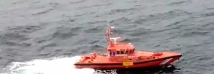 Salvamento remolca a un pesquero al muelle de Oza