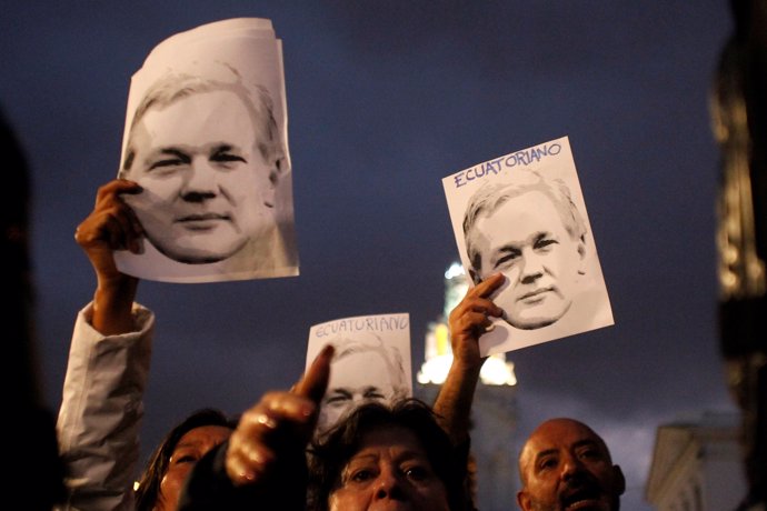 Simpatizantes del fundador de Wikileaks, Julian Assange