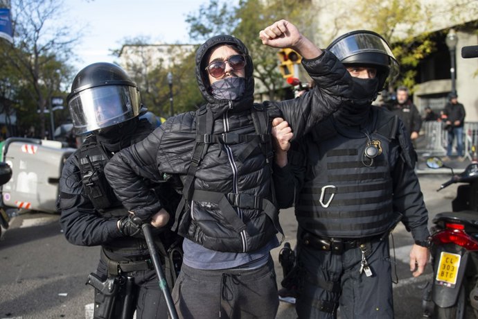 Càrregues policials a l'Avinguda de les Drassanes a Barcelona
