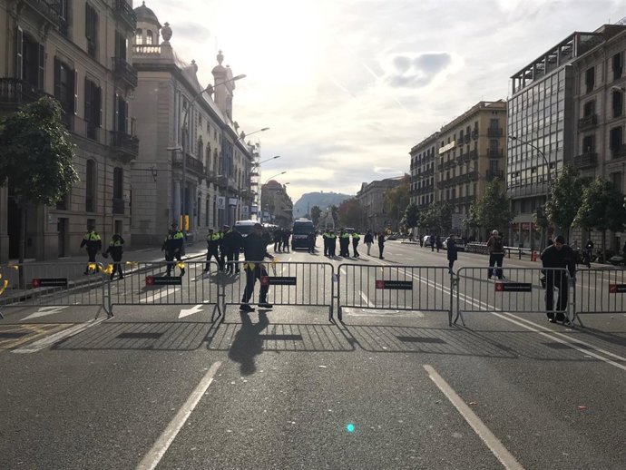 Los Mossos retiran el cordón policial de la Llotja de Mar