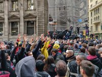 Els manifestants increpen diversos alborotadors amb la cara tapada aquest 21D: "Som gent de pau"