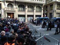 Tensió al final de la Via Laietana davant de Correus entre diversos manifestants i els Mossos