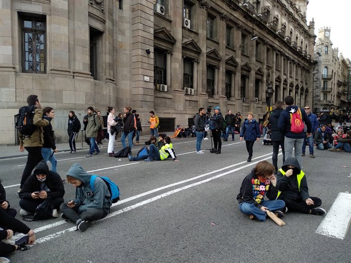 Comencen a dispersar-se els manifestants