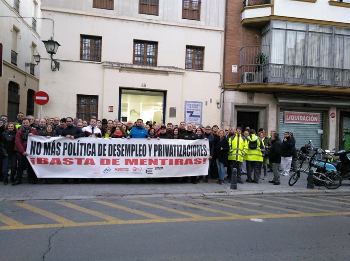 Concentración ante las dependencias de Parques y Jardines