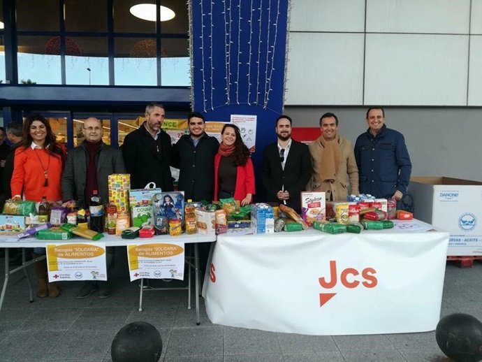 Jóvenes Ciudadanos recoge alimentos y juguetes por navidad