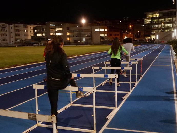 Entrenamiento en la nueva pista de atletismo del estadio Larrabide de Pamplona