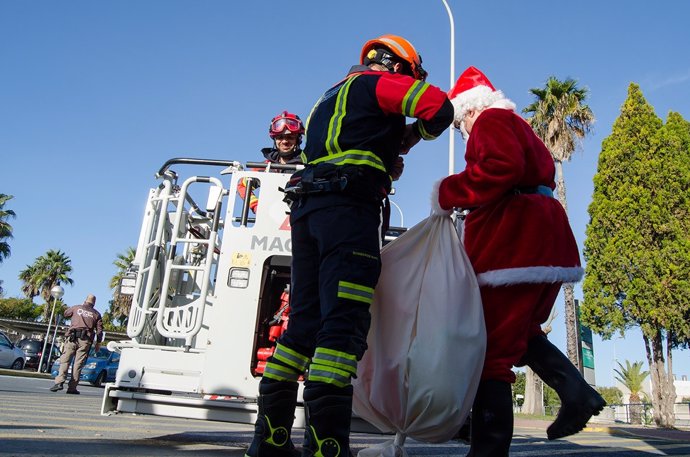 Bomberos ayudan a Papa Noel a entrar por la ventana del Hospital Juan Ramón Jimé