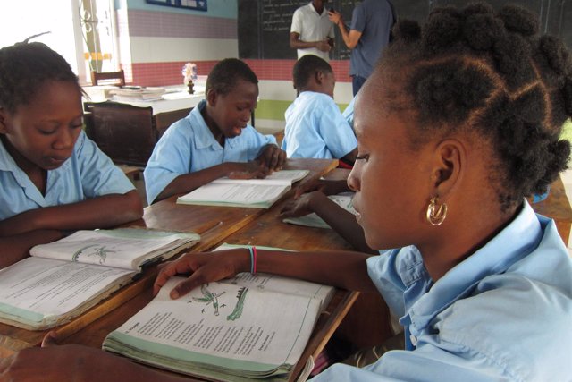 NIñas leyendo en una escuela de los salesianos en Cotonou, Benín, África