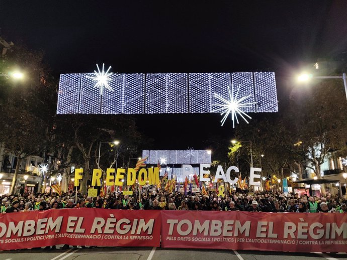 Manifestación 'Tumbemos el régimen' contra el Consejo de Ministros en Barcelona