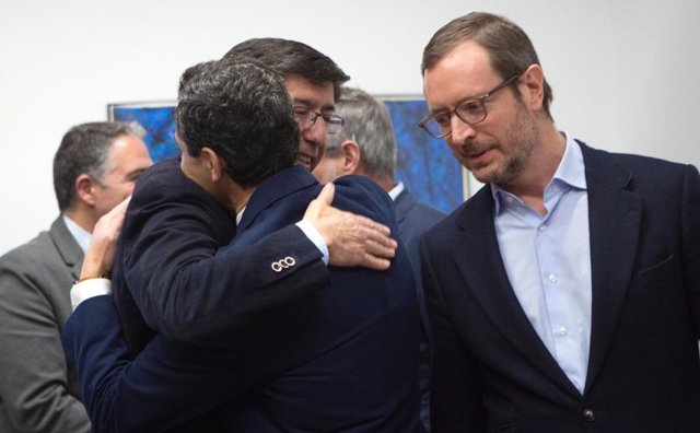 Juanma Moreno y Juan Marín se abrazan al inicio de la reunión PP-Cs