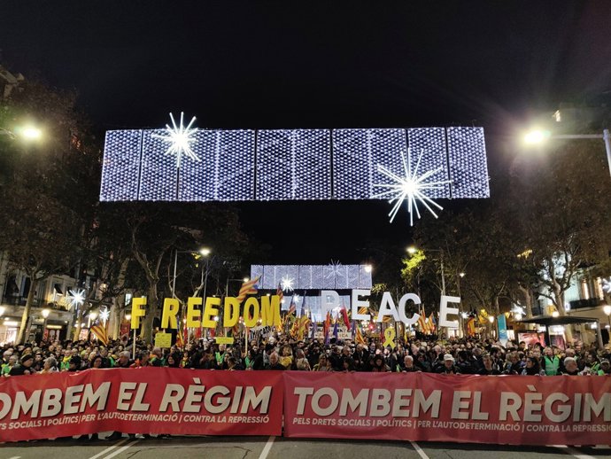 Manifestació 'Tombem el règim' contra el Consell de Ministres a Barcelona